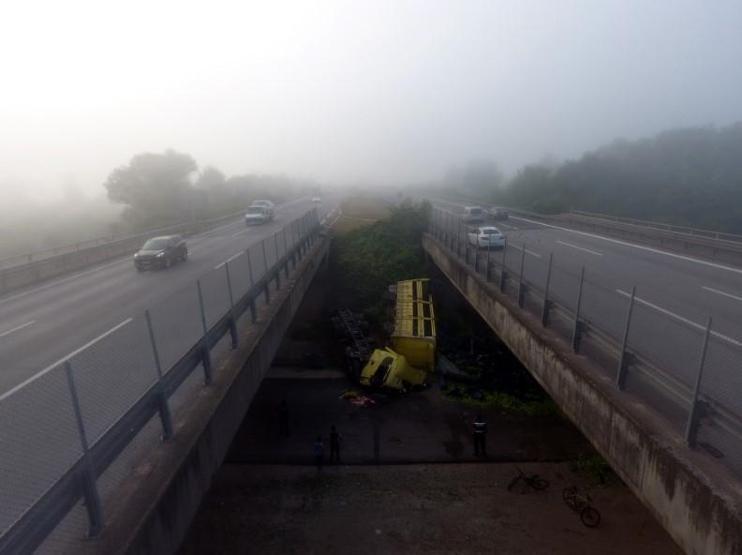 Anadolu Otoyolunda TIR köprüden düştü: 2 yaralı