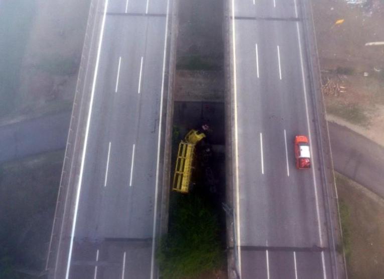 Anadolu Otoyolunda TIR köprüden düştü: 2 yaralı