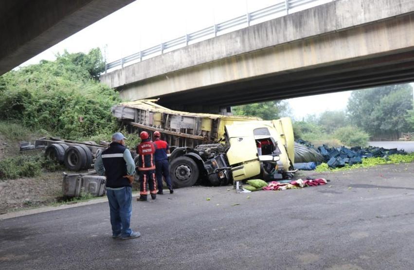 Anadolu Otoyolunda TIR köprüden düştü: 2 yaralı