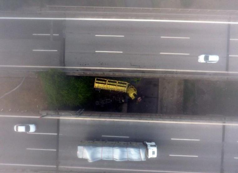 Anadolu Otoyolunda TIR köprüden düştü: 2 yaralı