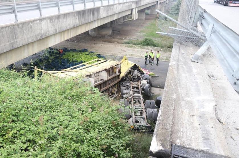 Anadolu Otoyolunda TIR köprüden düştü: 2 yaralı