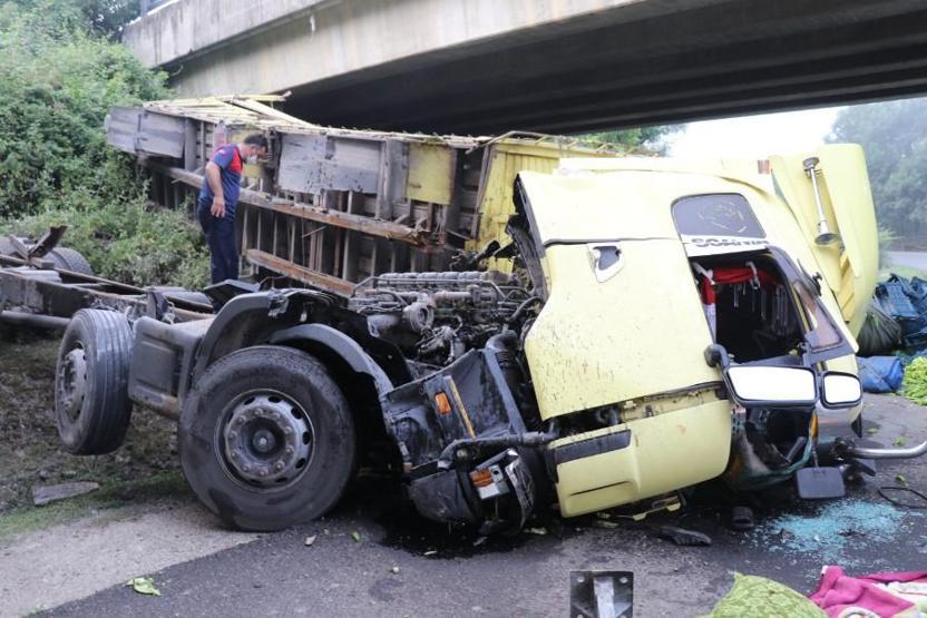 Anadolu Otoyolunda TIR köprüden düştü: 2 yaralı