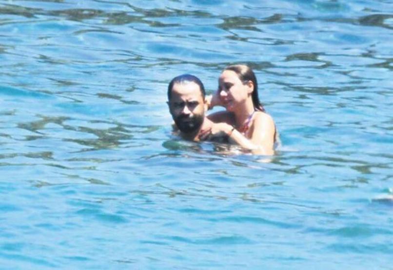 Burçin Terzioğlu halk plajında görüntülendi