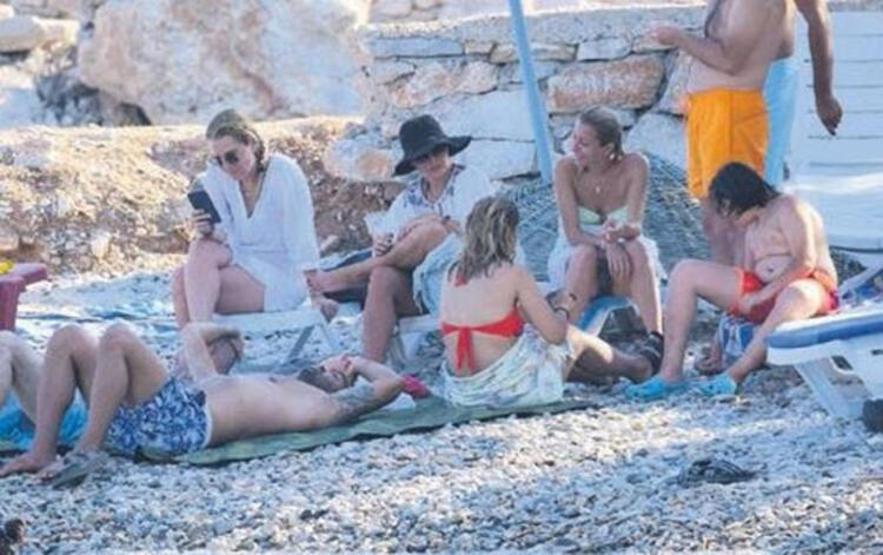 Burçin Terzioğlu halk plajında görüntülendi
