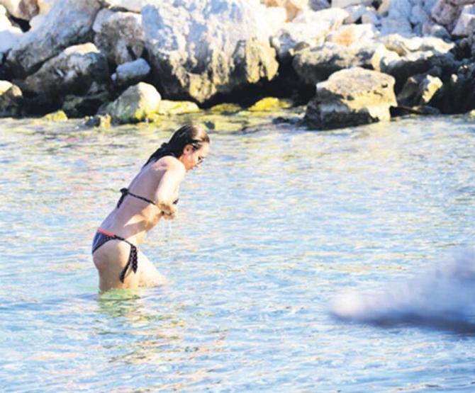 Burçin Terzioğlu halk plajında görüntülendi