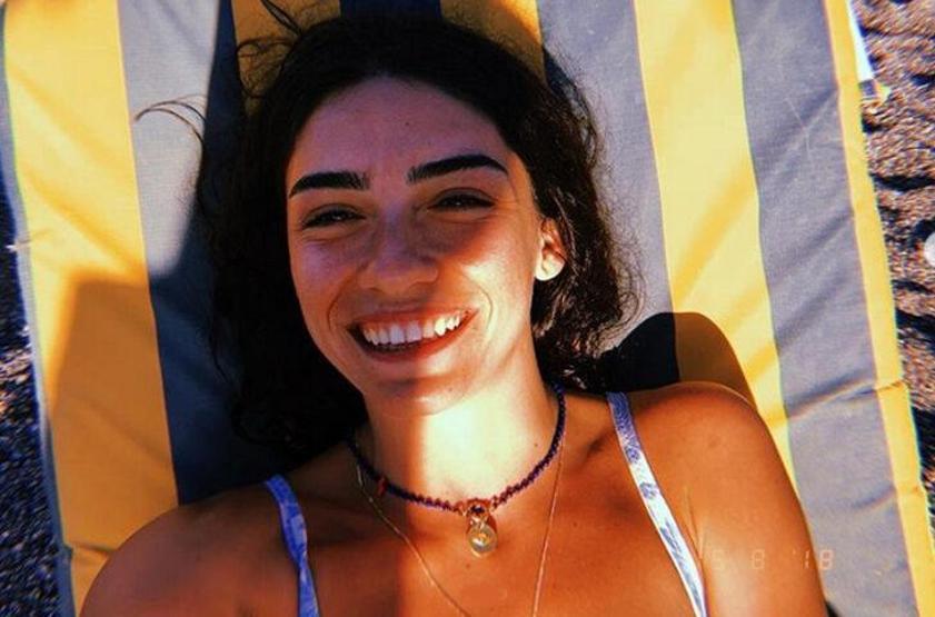 Hazar Ergüçlünün bikinili plaj pozlarına beğeni yağdı