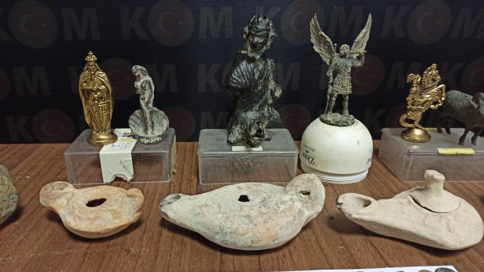 2 bin 300 parça tarihi eser ele geçirildi