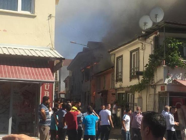 Son dakika... Dar sokaklar itfaiyeye zor anlar yaşattı