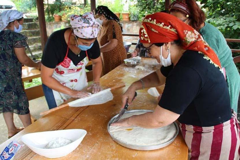 Rizede imece usulü bayram tatlısı geleneği sürüyor