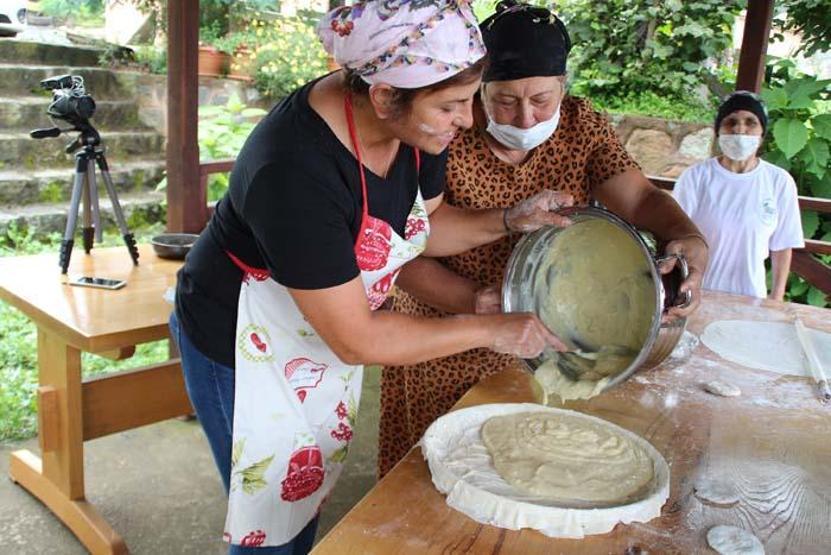 Rizede imece usulü bayram tatlısı geleneği sürüyor