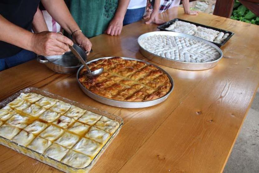 Rizede imece usulü bayram tatlısı geleneği sürüyor