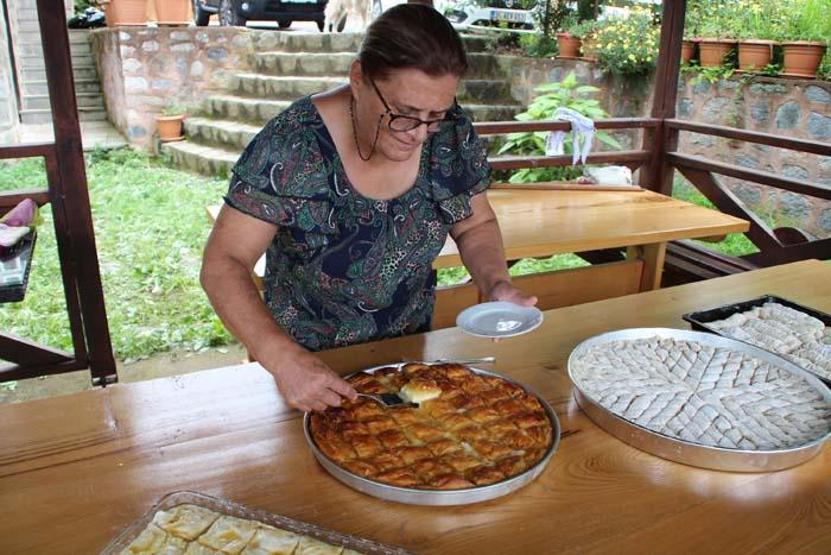 Rizede imece usulü bayram tatlısı geleneği sürüyor