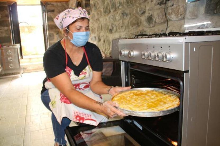 Rizede imece usulü bayram tatlısı geleneği sürüyor