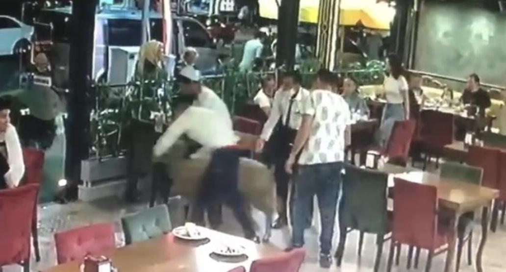 Kurbanlık koç restorana daldı