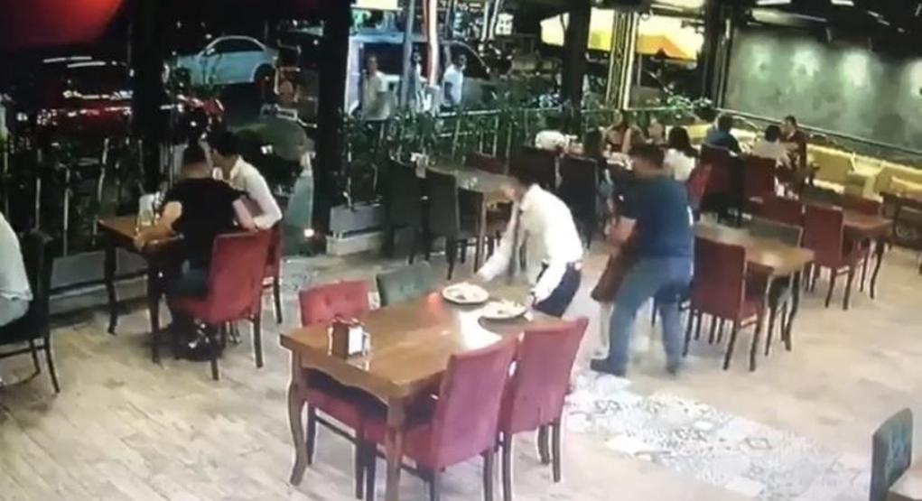 Kurbanlık koç restorana daldı