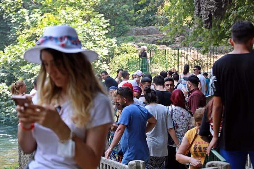 Dünyaca ünlü şelale, bayramda ziyaretçi akınına uğradı