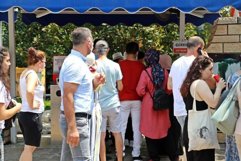 Dünyaca ünlü şelale, bayramda ziyaretçi akınına uğradı