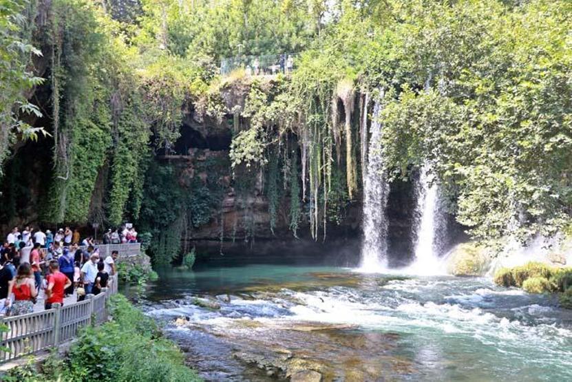 Dünyaca ünlü şelale, bayramda ziyaretçi akınına uğradı