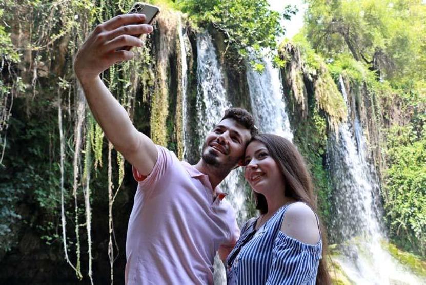 Dünyaca ünlü şelale, bayramda ziyaretçi akınına uğradı