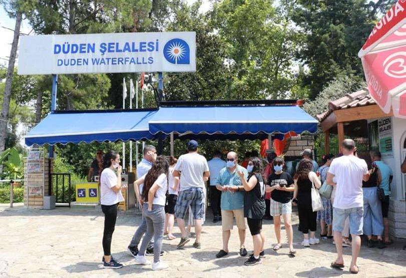 Dünyaca ünlü şelale, bayramda ziyaretçi akınına uğradı