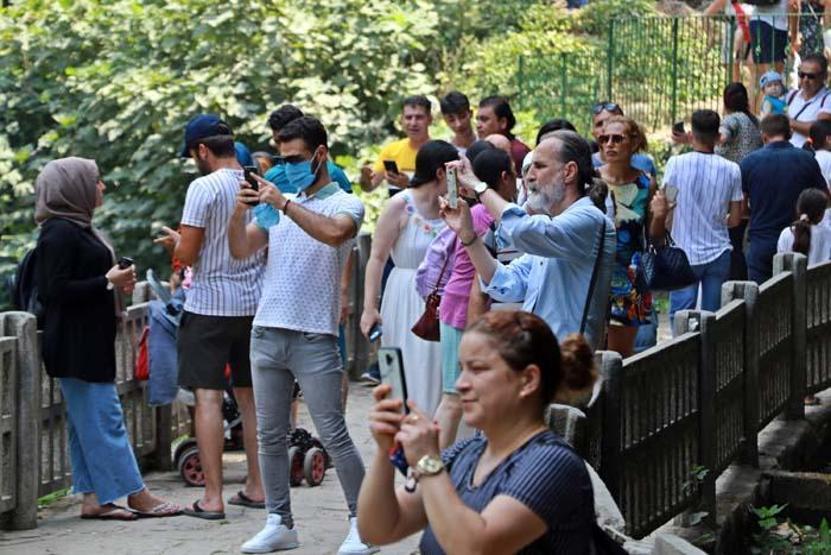 Dünyaca ünlü şelale, bayramda ziyaretçi akınına uğradı