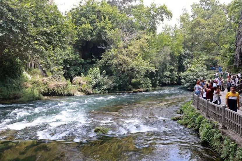 Dünyaca ünlü şelale, bayramda ziyaretçi akınına uğradı