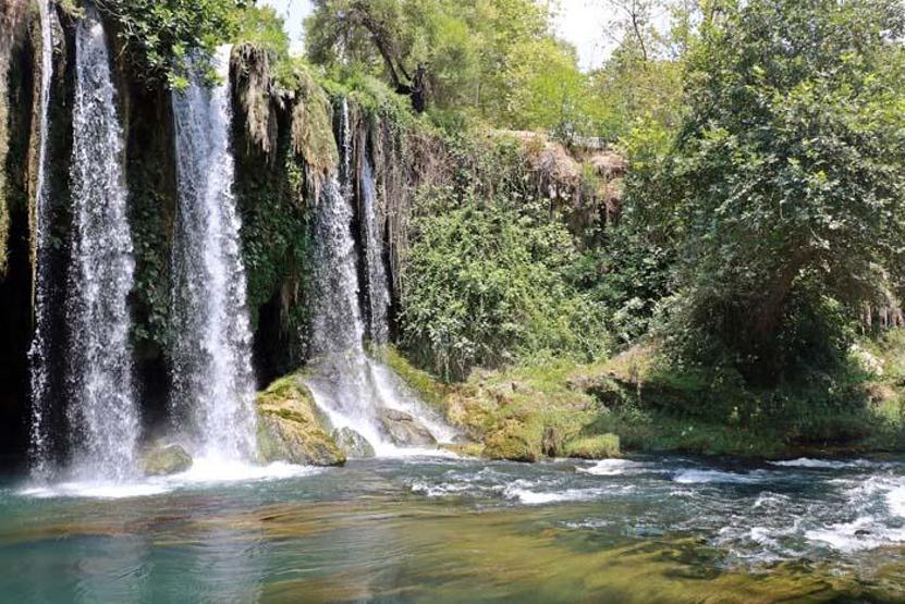 Dünyaca ünlü şelale, bayramda ziyaretçi akınına uğradı