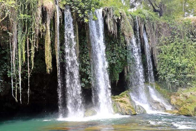 Dünyaca ünlü şelale, bayramda ziyaretçi akınına uğradı