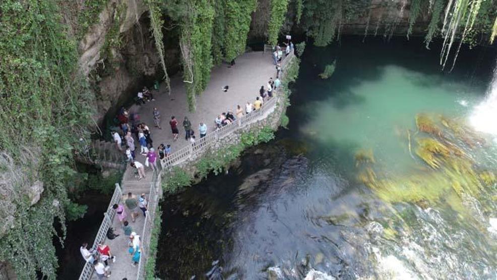 Dünyaca ünlü şelale, bayramda ziyaretçi akınına uğradı