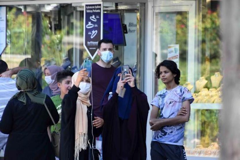 Son dakika... İntihar girişimini izleyebilmek için koronavirüs tedbirlerini hiçe saydılar