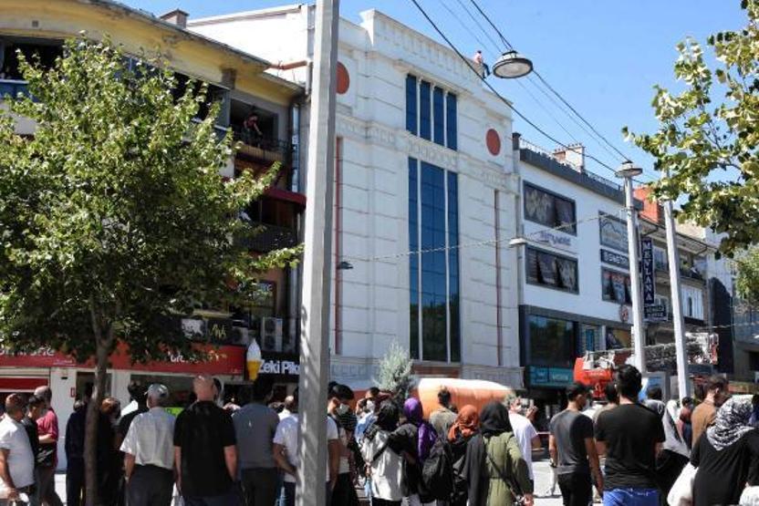 Son dakika... İntihar girişimini izleyebilmek için koronavirüs tedbirlerini hiçe saydılar