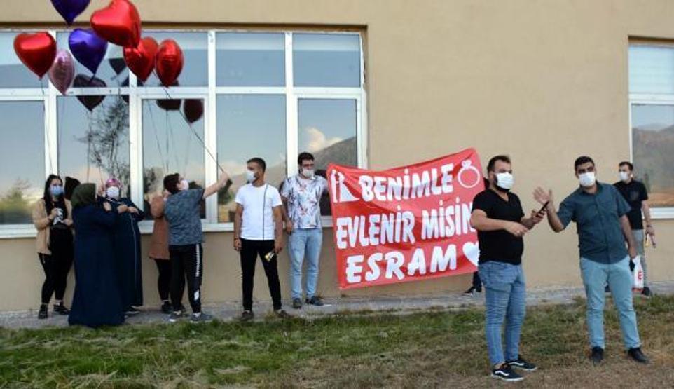 Son dakika... Koronavirüs tedavisi gören kız arkadaşına hastane önünde evlilik teklif etti