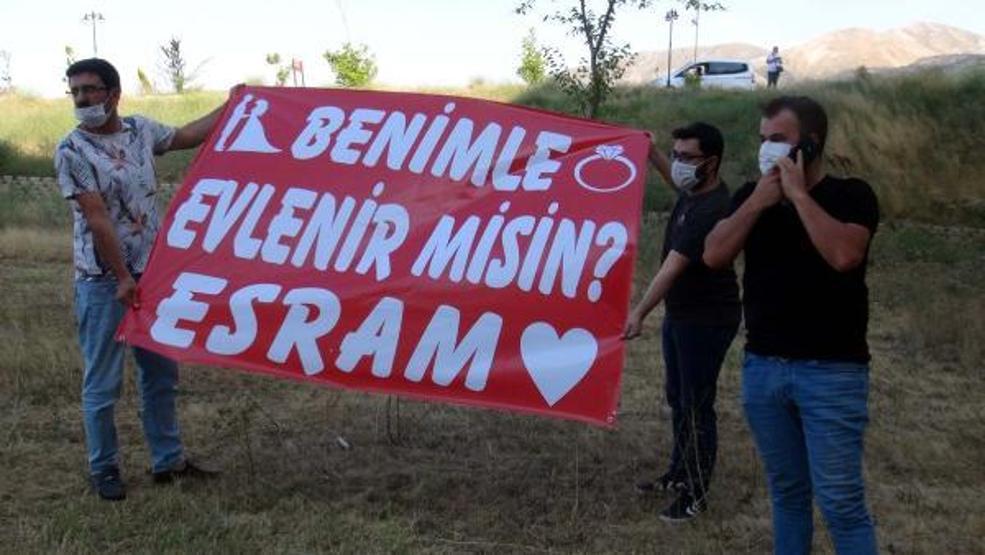 Son dakika... Koronavirüs tedavisi gören kız arkadaşına hastane önünde evlilik teklif etti