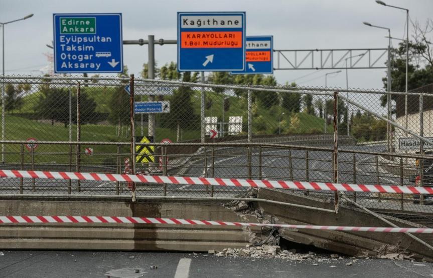 Son dakika... İstanbul Eyüpsultanda üst geçit çöktü TEM Bağlantı Yolu kapandı