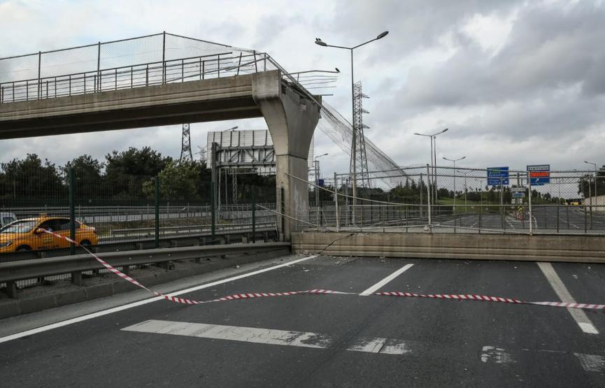 Son dakika... İstanbul Eyüpsultanda üst geçit çöktü TEM Bağlantı Yolu kapandı