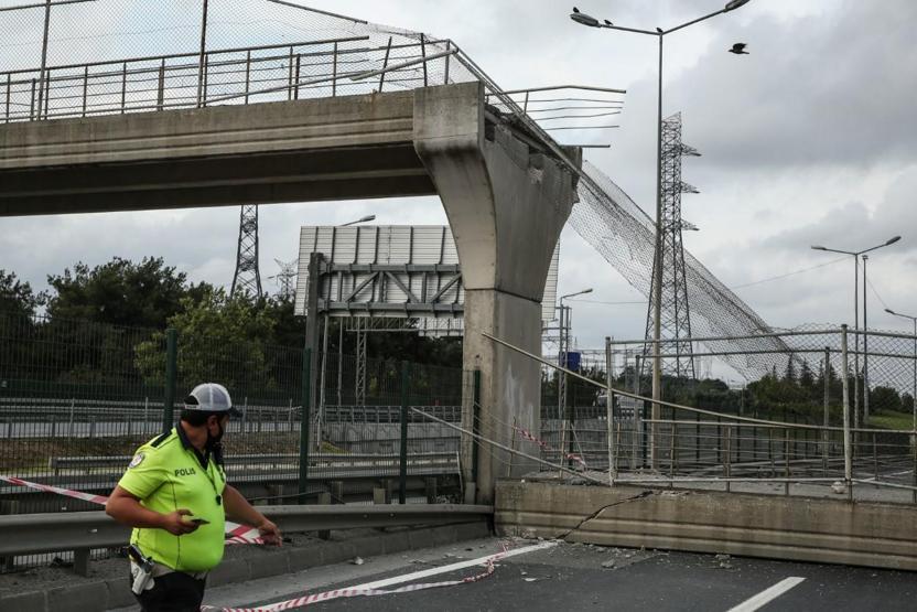 Son dakika... İstanbul Eyüpsultanda üst geçit çöktü TEM Bağlantı Yolu kapandı