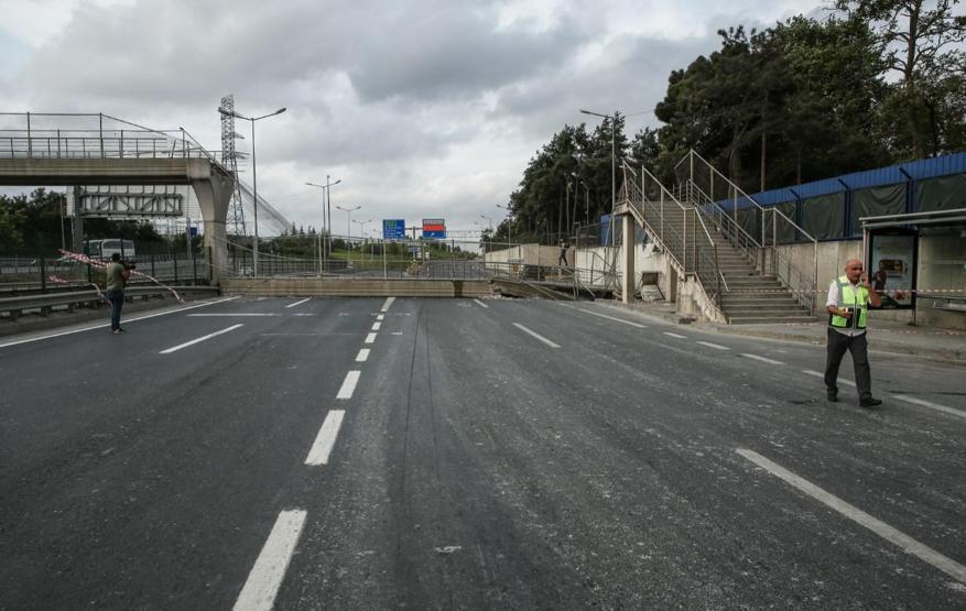 Son dakika... İstanbul Eyüpsultanda üst geçit çöktü TEM Bağlantı Yolu kapandı