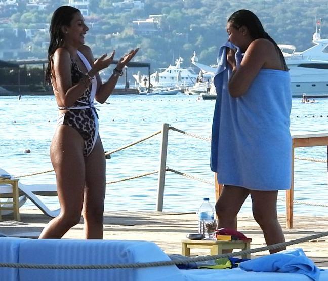 Plajın güzelleri: Tuğba Altıntop ve Şevval El Roman