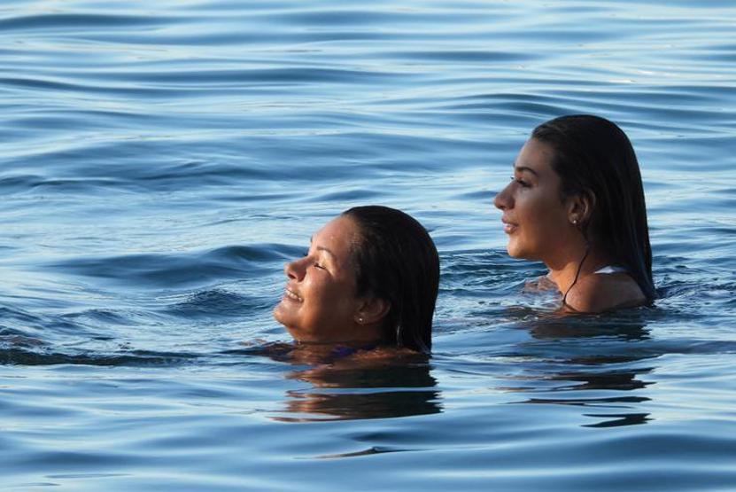 Plajın güzelleri: Tuğba Altıntop ve Şevval El Roman
