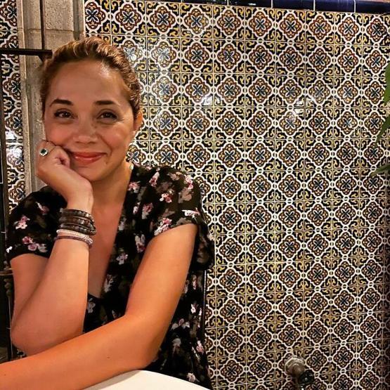 Bir dönem dizilerin aranan yüzüydü Adını Serah Henesey olarak değiştiren Didem Erolun yeni hayatı