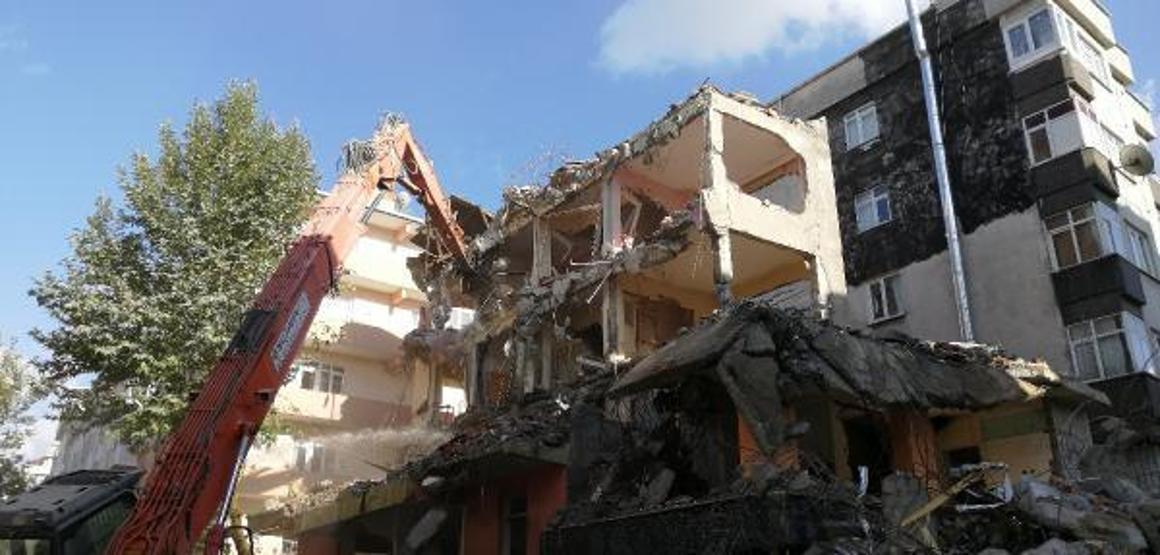 Son dakika... Bahçelievlerde depremden sonra boşaltılan iki bina yıkıldı