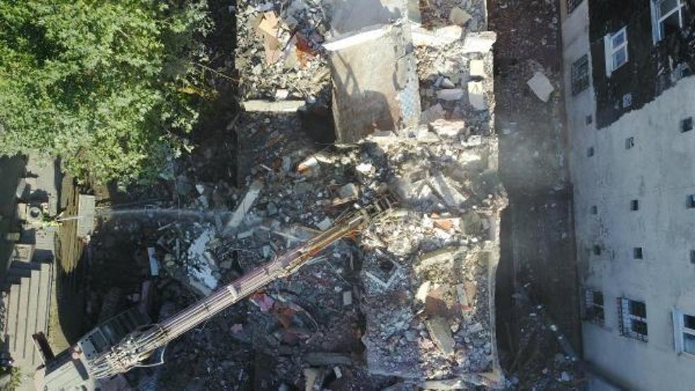 Son dakika... Bahçelievlerde depremden sonra boşaltılan iki bina yıkıldı