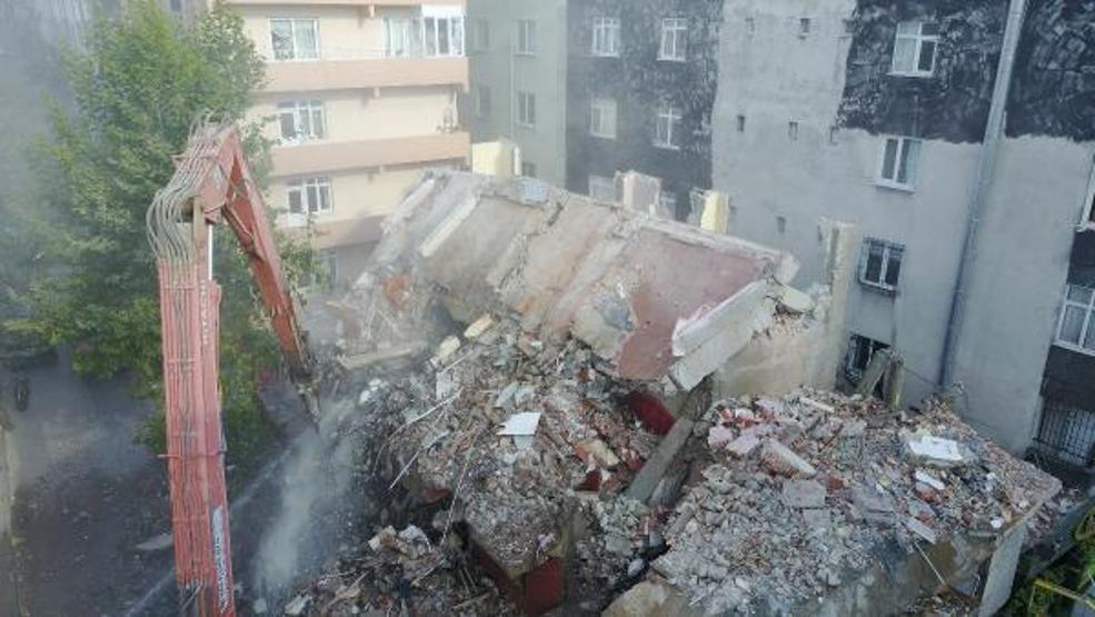 Son dakika... Bahçelievlerde depremden sonra boşaltılan iki bina yıkıldı