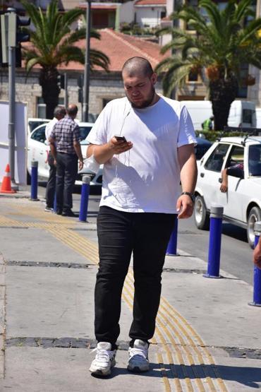 Son dakika... Maskesini kolunda taşıyan garson: Tek yaşıyorum, ölsem de kendim ölürüm