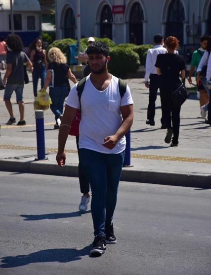 Son dakika... Maskesini kolunda taşıyan garson: Tek yaşıyorum, ölsem de kendim ölürüm