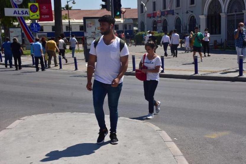 Son dakika... Maskesini kolunda taşıyan garson: Tek yaşıyorum, ölsem de kendim ölürüm