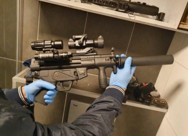 İş adamları ve ünlüleri dolandıran çeteye operasyon