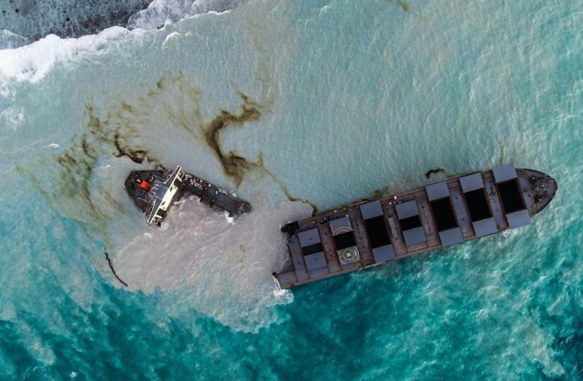 Mauritius’ta çevre felaketi büyüdü: Karaya oturan tanker ikiye bölündü