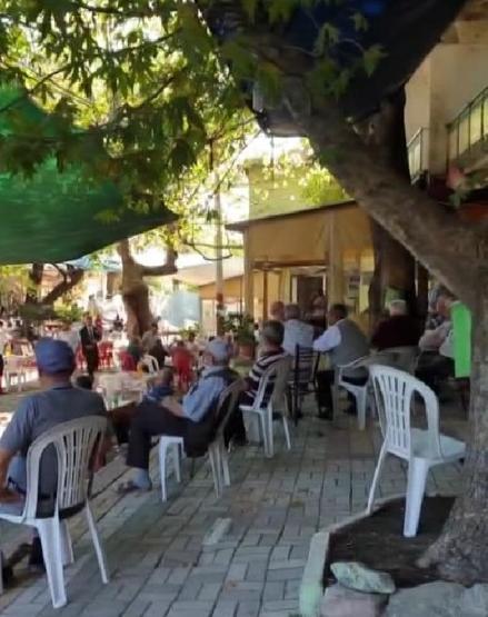 Son dakika... Mahalle meydanında, koronavirüse rağmen dansözlü düğün
