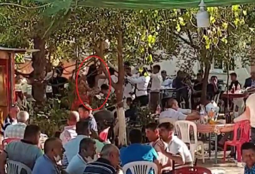 Son dakika... Mahalle meydanında, koronavirüse rağmen dansözlü düğün